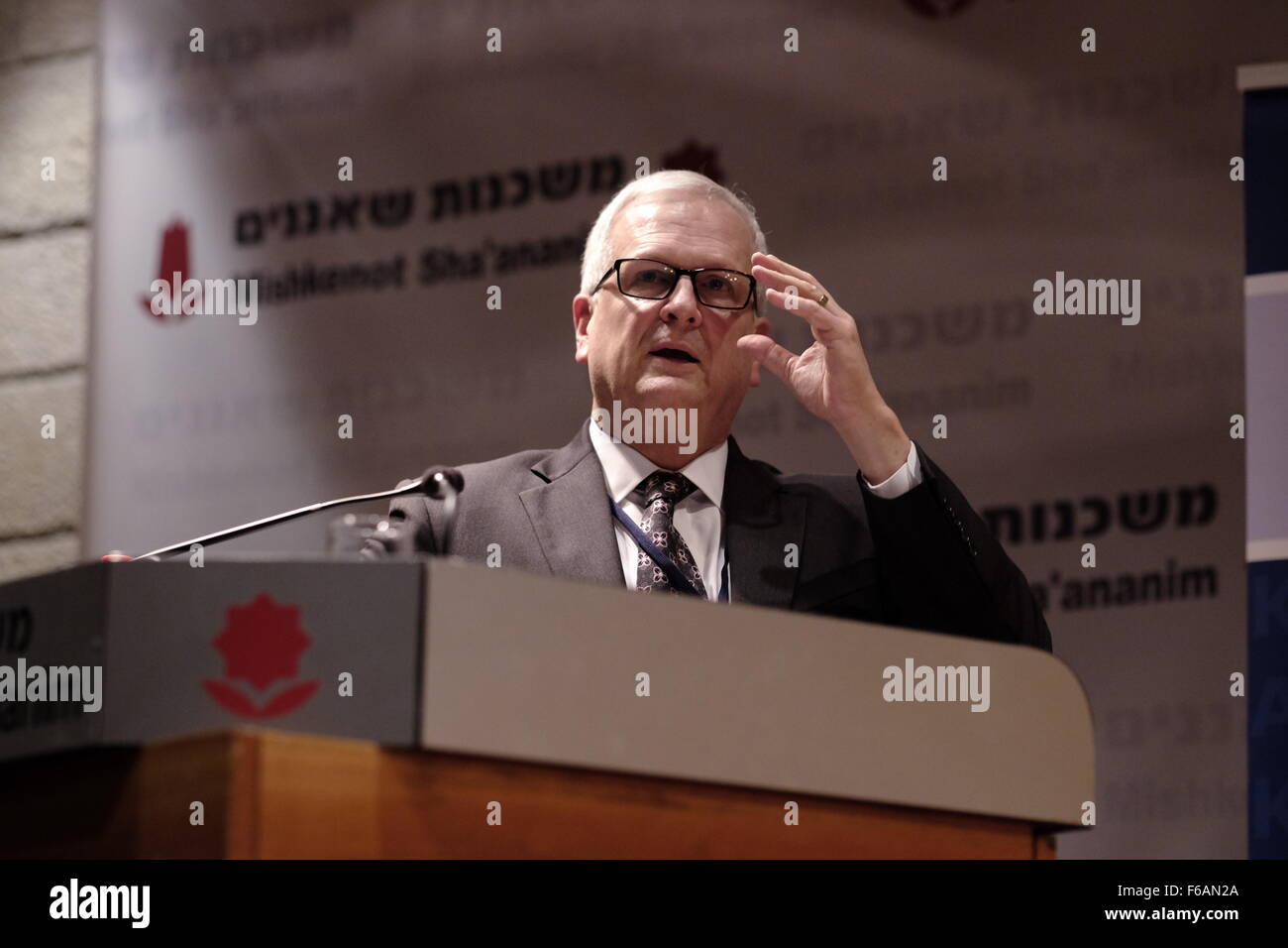 Charles Allen Deputy General Counsel International Affairs US Verteidigungsministerium eine Rede an der 10. jährlichen Minerva / Internationales Rotes Kreuz Konferenz auf internationalem Recht in Jerusalem am 15. November 2015. Charles Allen ist verantwortlich für die Rechtsberatung am Department of Defense Planung und Durchführung von militärischen Operationen in den Krieg gegen den Terror und der Krieg im Irak und ist der Architekt des jüngsten US Department of Defense Gesetz des Krieges Handbuch. Bildnachweis: Eddie Gerald/Alamy Live-Nachrichten Stockfoto