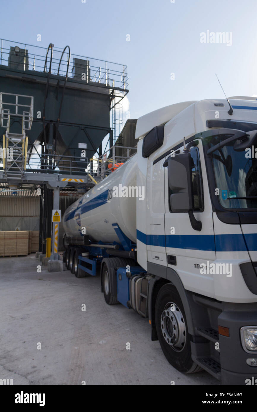 Ein Großteil Pulver Tanker Zugehörigkeit zu der Firma Schmidt zeigt verschiedene Details des Fahrzeugs auf einer Ladestelle Ball Clay Stockfoto