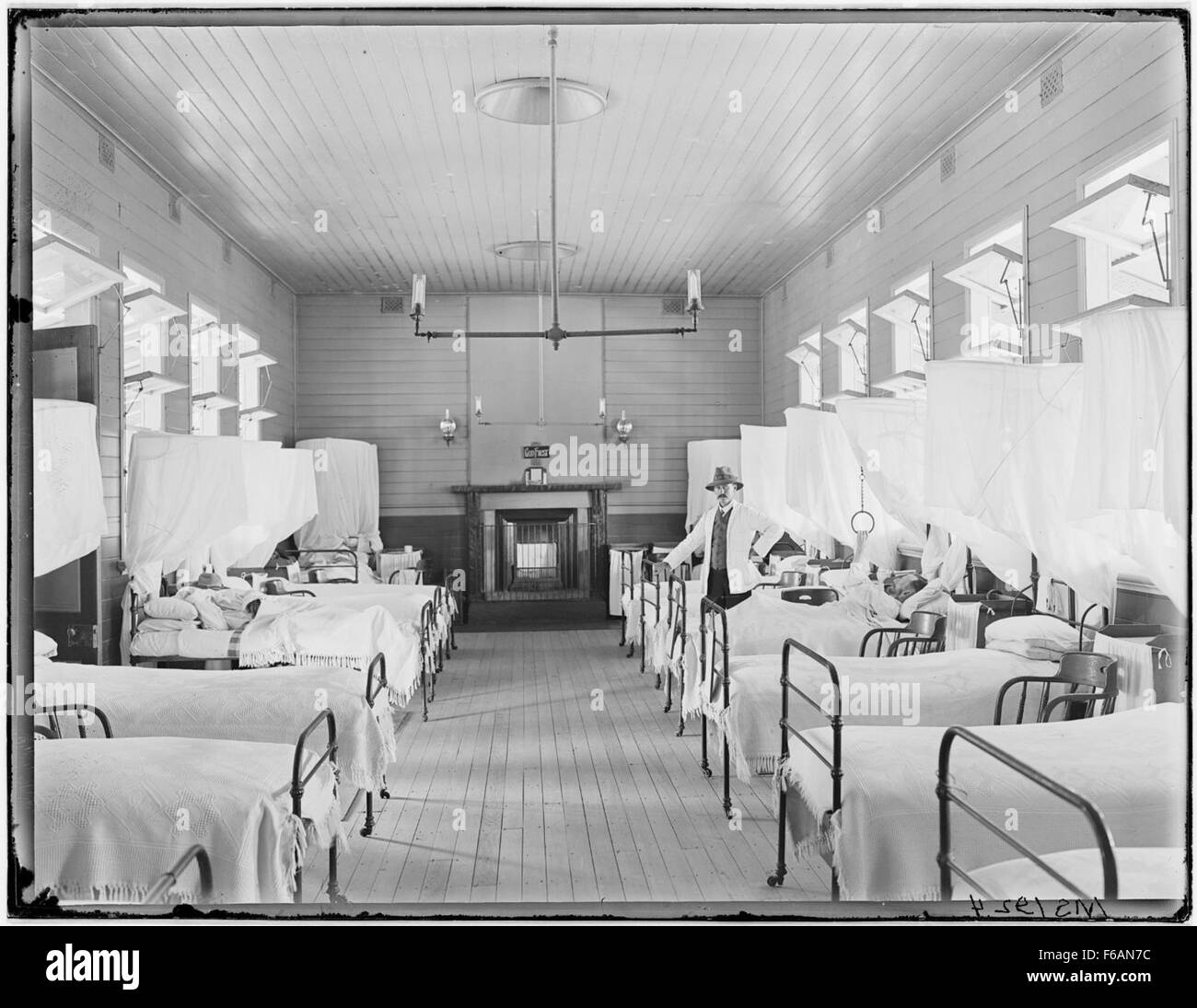 Diese Postkarte zeigt einen Blick auf ein Gerichtsgebäude in Jackson, Ohio, mit nahe gelegenen Geschäften und Geschäften, die das geschäftige Geschäftsleben der Kleinstadt Amerika repräsentieren. Das Bild spiegelt die Bedeutung des lokalen Handels und der Bürgerzentren im Gemeinwesen wider. Stockfoto