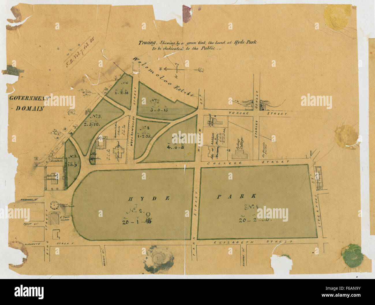 Diese historische Karte, die durch einen grünen Farbton gekennzeichnet ist, zeigt das Land rund um den Hyde Park in Sydney, das der Öffentlichkeit gewidmet werden sollte. Die Karte bietet einen Einblick in die Planung und Entwicklung dieses berühmten öffentlichen Raumes in New South Wales. Stockfoto
