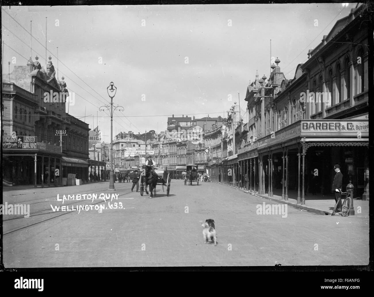Lambton Quay ist eine Hauptstraße in Wellington, Neuseeland, die für ihre kommerzielle Bedeutung und historische Architektur bekannt ist. Es ist eine zentrale Lage in der Hauptstadt und bietet ein Drehkreuz für Business und Handel. Stockfoto