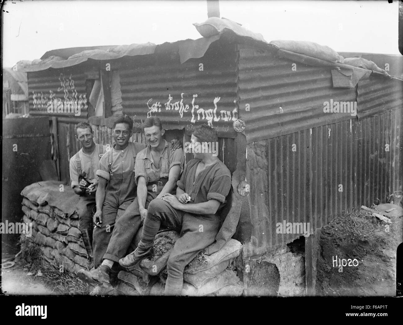 Dieses historische Foto zeigt neuseeländische Soldaten, die während des Ersten oder Zweiten Weltkriegs vor einer gefangengenommenen deutschen Hütte standen. Die Soldaten sind Teil der neuseeländischen Armee und waren an militärischen Operationen in Europa beteiligt, wahrscheinlich während des Kampfes mit deutschen Truppen. Stockfoto