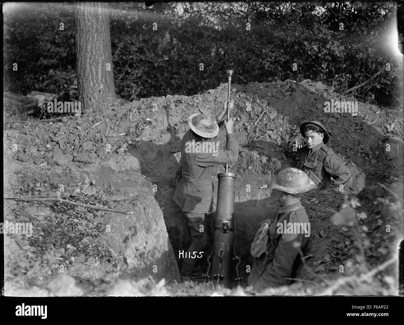 Dieses Foto zeigt neuseeländische Soldaten, die während des Ersten Weltkriegs einen 6-Zoll-Grabenmörtel vorbereiten. Das Bild zeigt die taktische Positionierung und militärische Ausrüstung der Soldaten, die im Feld zur Unterstützung von Artillerieoperationen während des Konflikts eingesetzt wurden. Stockfoto