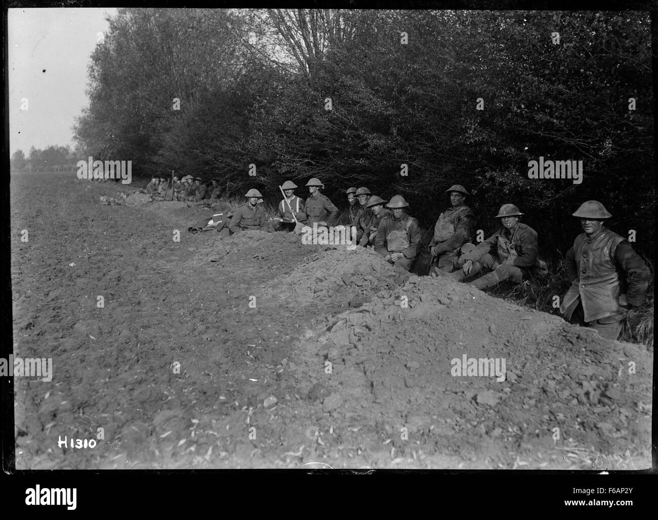 Dieses Bild zeigt die neuseeländische Unterstützungslinie nahe Le Quesnoy während des Ersten Weltkriegs. Die neuseeländische Division spielte eine entscheidende Rolle in der Schlacht um diese französische Stadt, die im November 1918 befreit wurde. Die Unterstützungslinie war eine wichtige Verteidigungsposition in den letzten Phasen des Krieges. Stockfoto