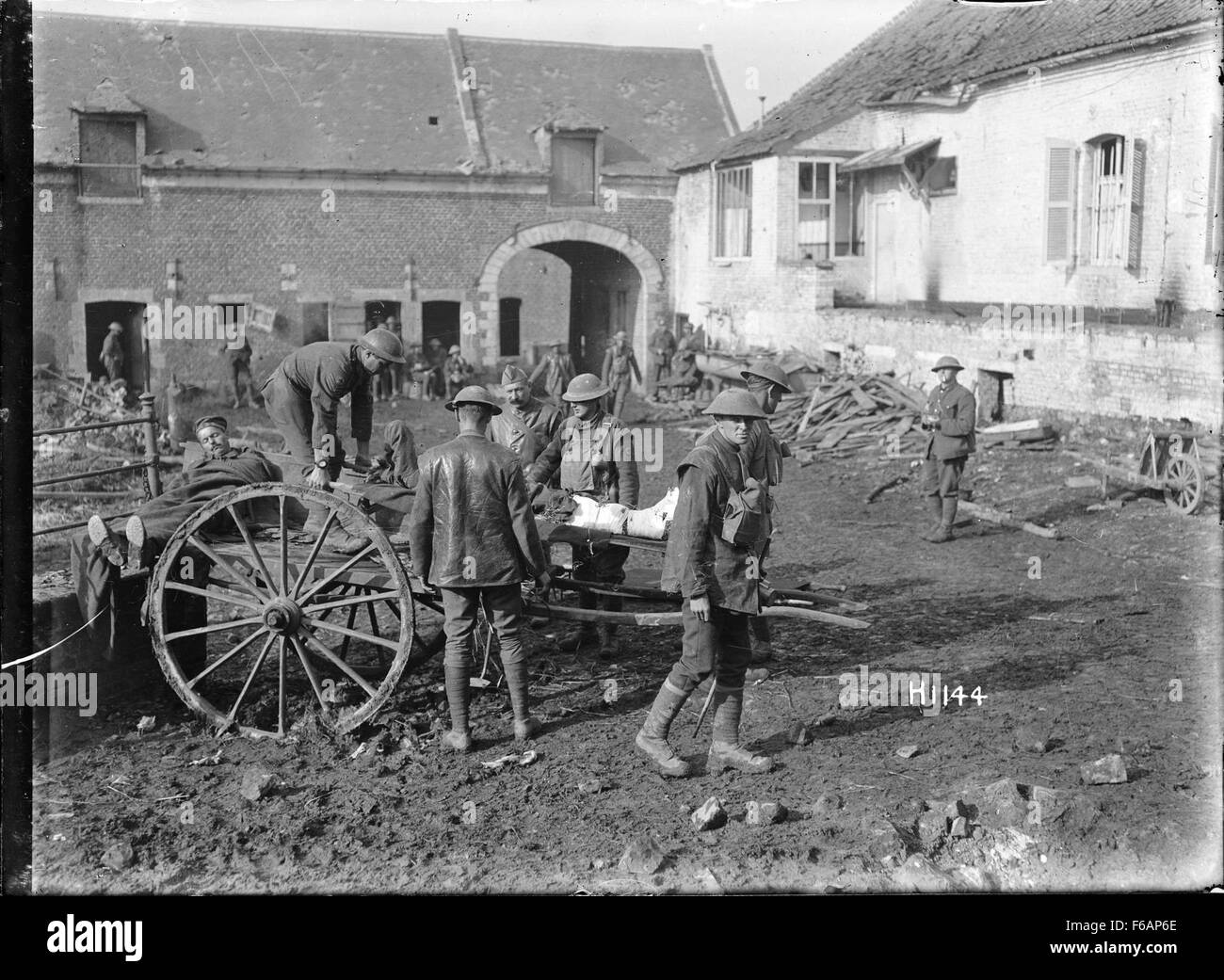 Ein historisches Foto zeigt neuseeländische Soldaten, die während des Ersten Weltkrieges verwundete deutsche Soldaten in Frankreich bewegten. Das Bild spiegelt die Realitäten des Kriegsmitleids und der militärischen Zusammenarbeit wider. Stockfoto