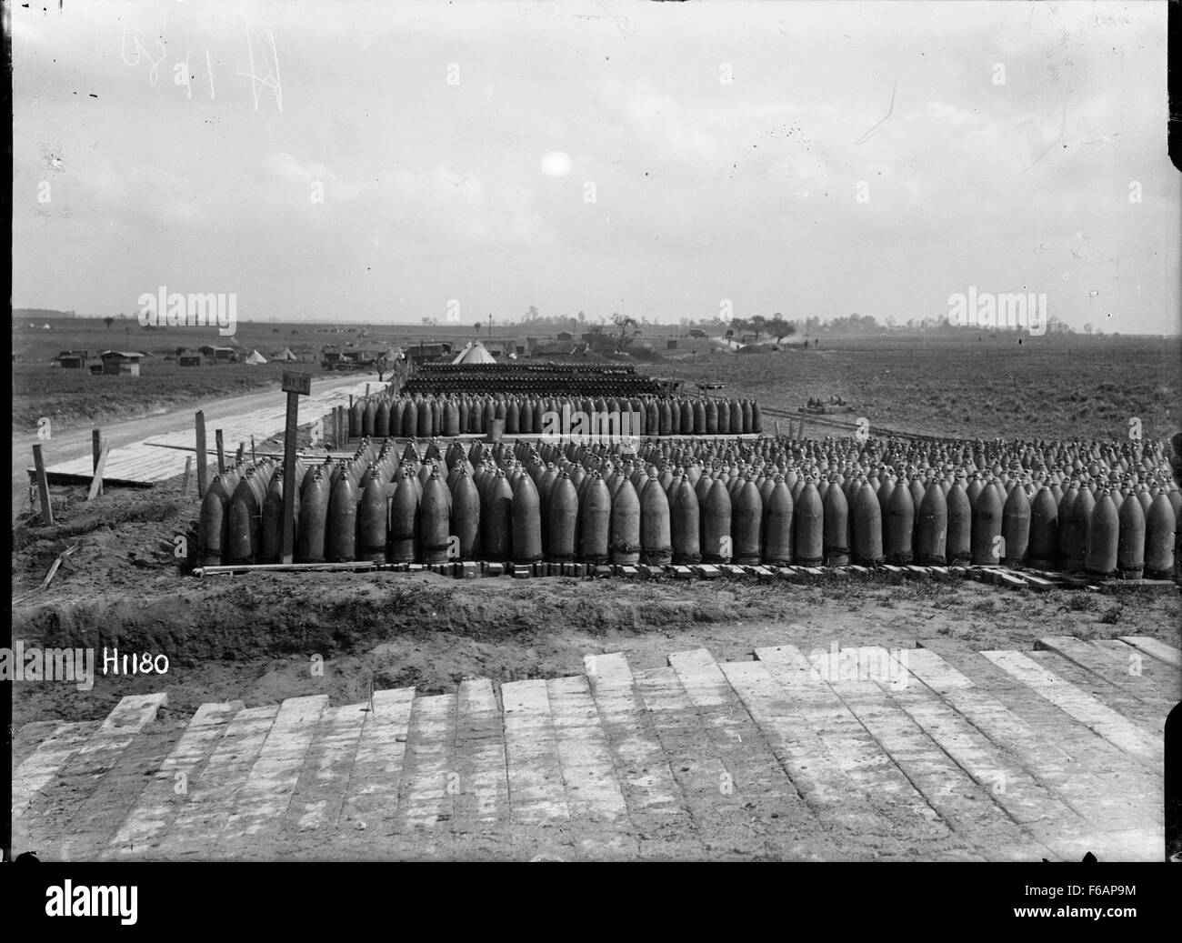 Dieses Foto zeigt die Munitionsdeponie Neuseelands aus dem Ersten Weltkrieg in Acheux, Frankreich. Die Stätte hat historische Bedeutung als Teil Neuseelands Beiträge zu den Kriegsanstrengungen. Stockfoto