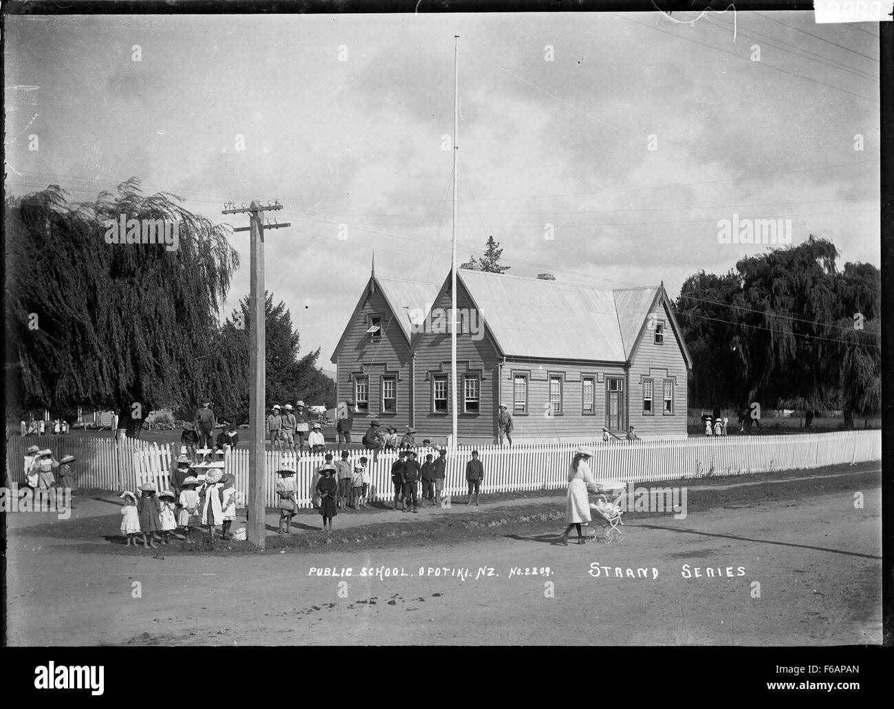 Dieses Foto zeigt die Opotiki Primary School in Opotiki, Neuseeland. Das Bild zeigt das Schulgebäude und seine Umgebung und zeigt die lokale Bildungsarchitektur und -Gemeinschaft. Stockfoto