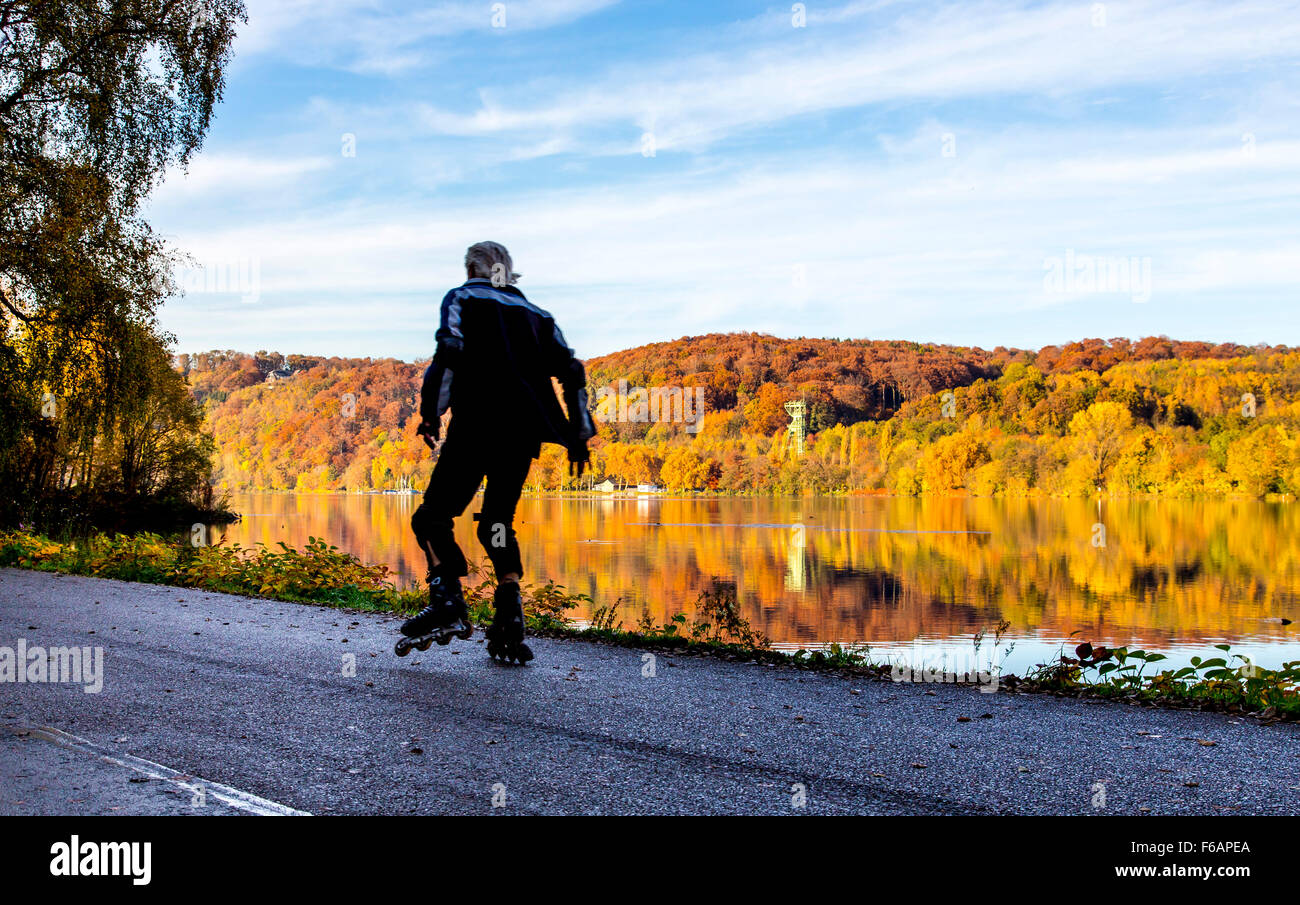 Baldeneysee See in Essen, Deutschland, Herbst, Bäume in herbstlichen Farben, gewundenen Turm der ehemaligen Zeche Carl Funke, Fluss Ruhr Stockfoto