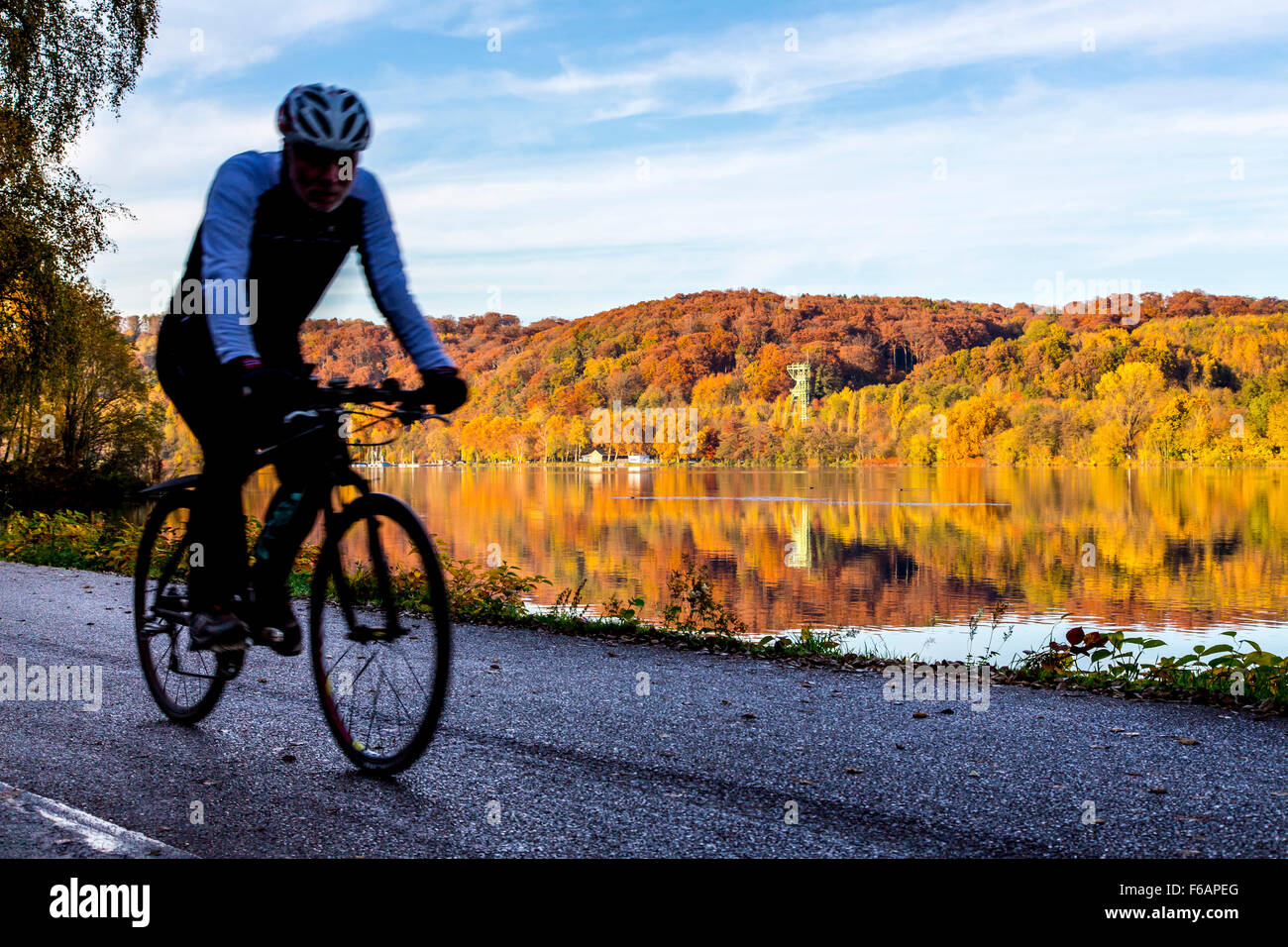 Baldeneysee See in Essen, Deutschland, Herbst, Bäume in herbstlichen Farben, gewundenen Turm der ehemaligen Zeche Carl Funke, Fluss Ruhr Stockfoto