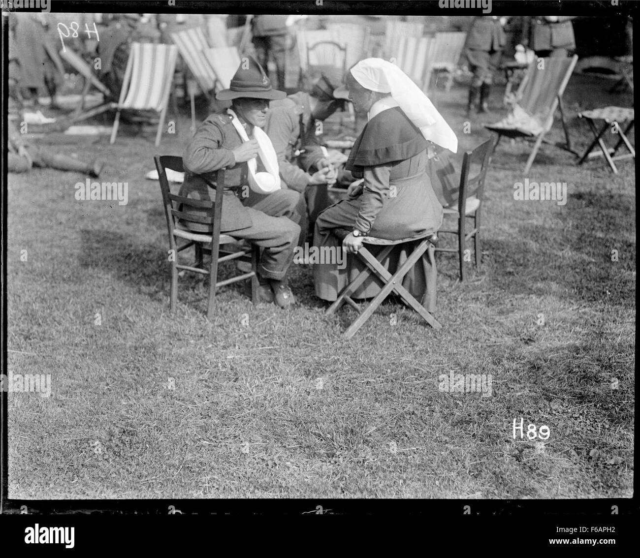 Ein verwundeter Weltkrieg Soldat im Gespräch mit einer Krankenschwester Stockfoto