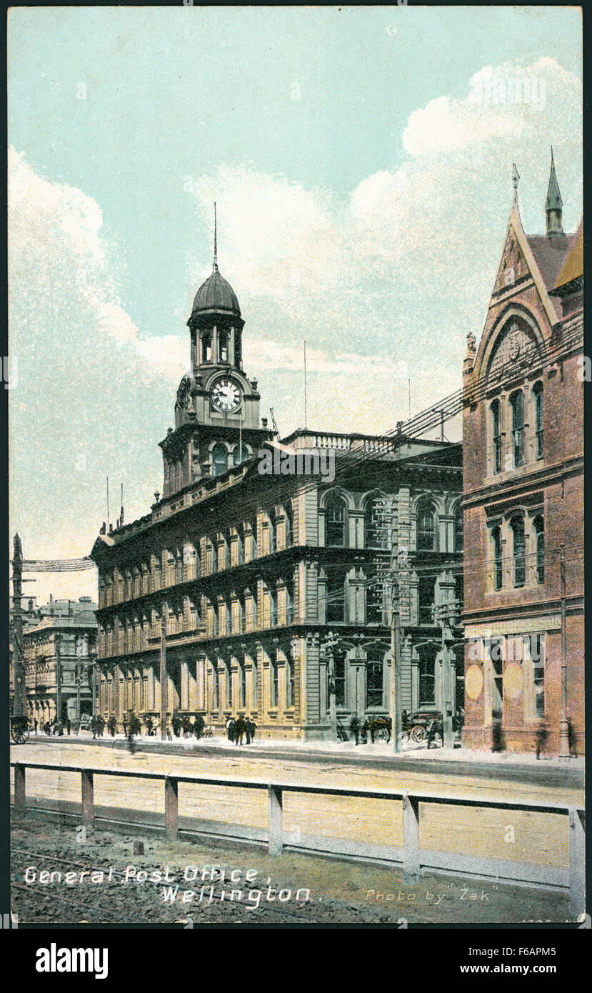 Diese Postkarte zeigt das General Post Office in Wellington, Neuseeland, und zeigt sein architektonisches Design und seine Bedeutung als historisches Gebäude in der Landschaft der Stadt. Stockfoto