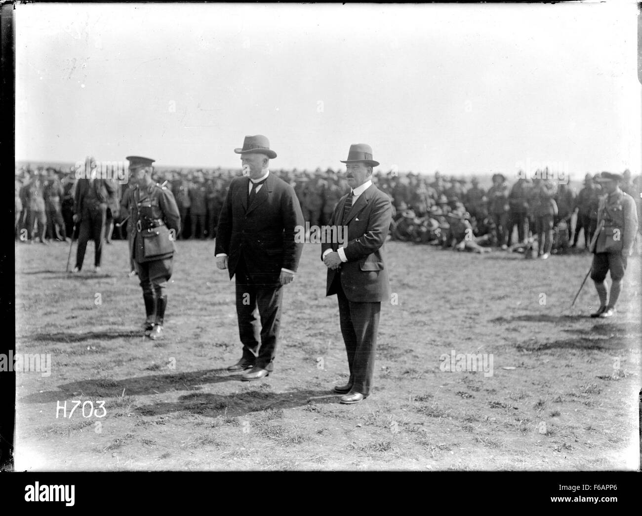 Premierminister William Massey aus Neuseeland und Sir Joseph Ward besuchen Neuseelands wichtigste Sehenswürdigkeiten während ihrer offiziellen Tour. Der Besuch war Teil eines umfassenderen diplomatischen und politischen Engagements mit der internationalen Gemeinschaft. Stockfoto