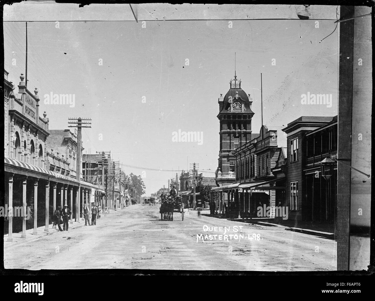 Die Queen Street in Masterton ist eine zentrale Straße in der Stadt, die für ihre lokalen Unternehmen und die Gemeinschaftsatmosphäre bekannt ist. Die Straße bildet einen wichtigen Teil des Stadtzentrums von Masterton in der Region Wairarapa in Neuseeland. Stockfoto