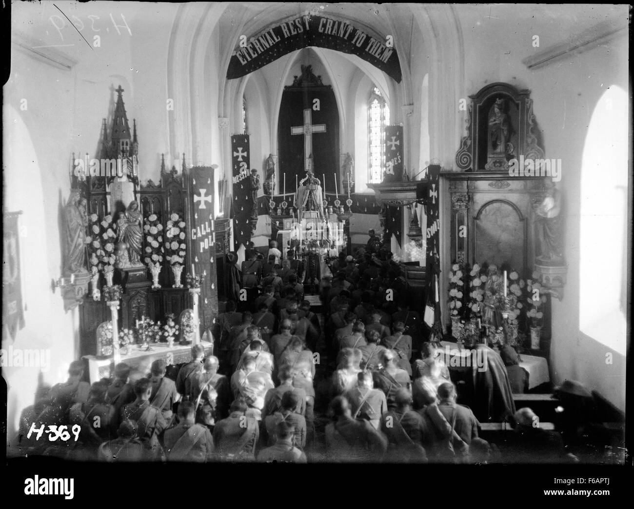 Dieses feierliche Bild zeigt die Gedenkfeier zum All Souls Day in St. Martin's, wo eine Requiem-Messe zum Gedenken an den Verstorbenen durchgeführt wird. Die Zeremonie ist Teil der katholischen Tradition, Seelen im Fegefeuer zu ehren und für sie zu beten. Stockfoto