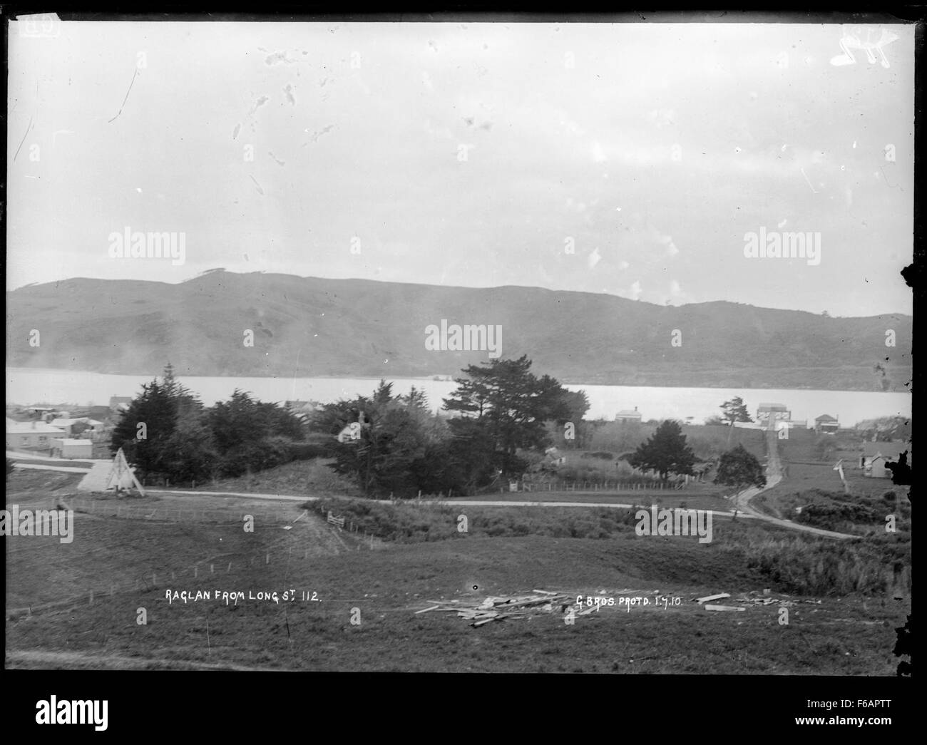 Dieses historische Foto, aufgenommen im Juli 1910, fängt den Blick auf Raglan von der Long Street ein und bietet einen Einblick in die urbane Landschaft des frühen 20. Jahrhunderts. Das Bild spiegelt die architektonischen und gesellschaftlichen Merkmale von Raglan während dieser Zeit wider. Stockfoto