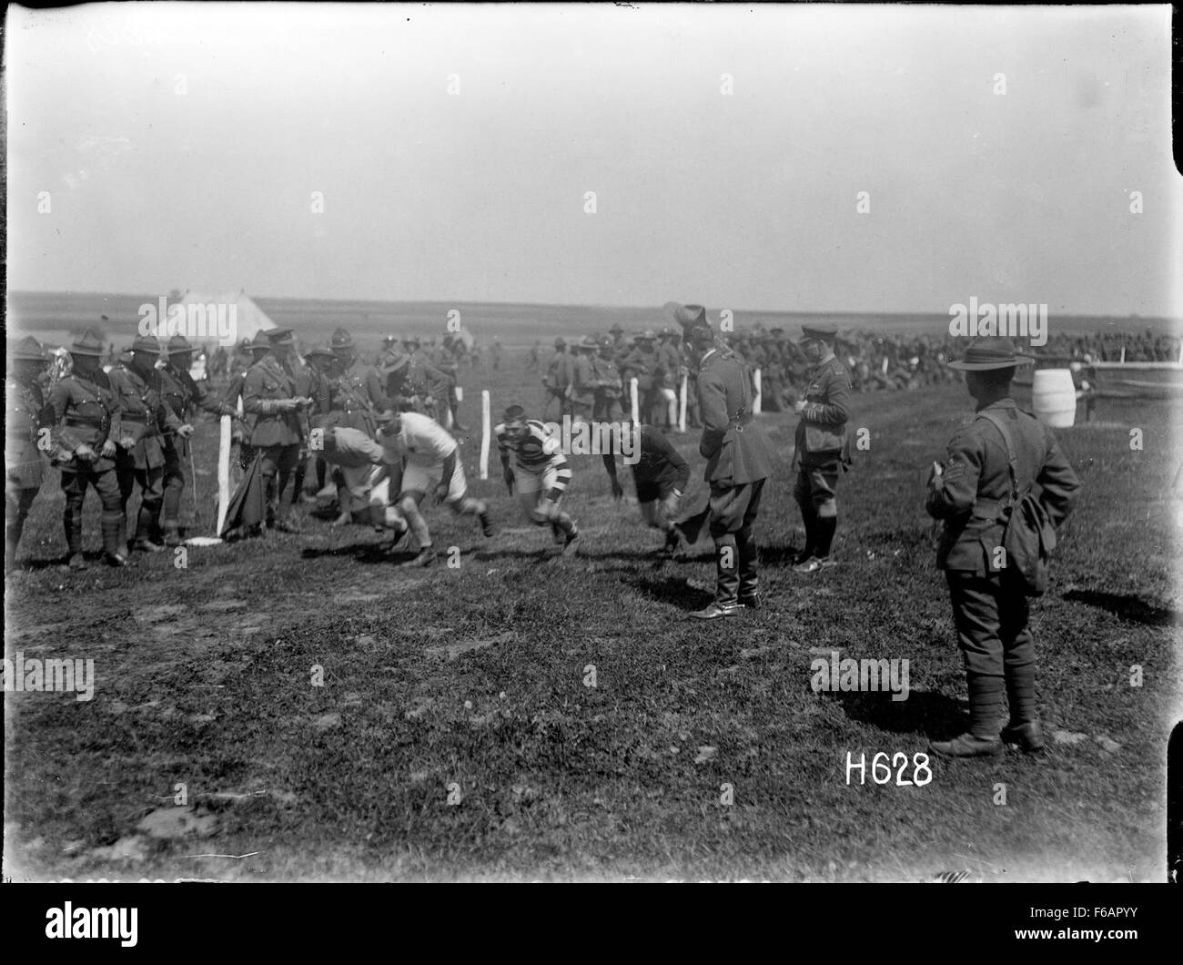 Dieses Bild zeigt ein Staffelrennen bei der Pferdeschau der New Zealand Infantry Brigade, bei dem das Können und die Koordination von Militärpersonal und Pferden bei einem Wettkampf gezeigt werden. Stockfoto