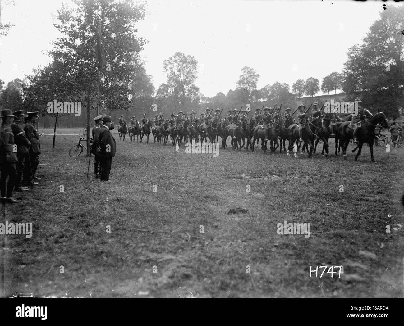 Ein historisches Foto der Soldaten der Otago Mounted Rifles, die am neuseeländischen Premierminister William Massey vorbeiziehen, symbolisiert die Beteiligung des Militärs während des frühen 20. Jahrhunderts, insbesondere während des Ersten Weltkriegs. Dieses Bild repräsentiert die starke Verbindung zwischen der militärischen und der nationalen Führung Neuseelands zu dieser Zeit. Stockfoto