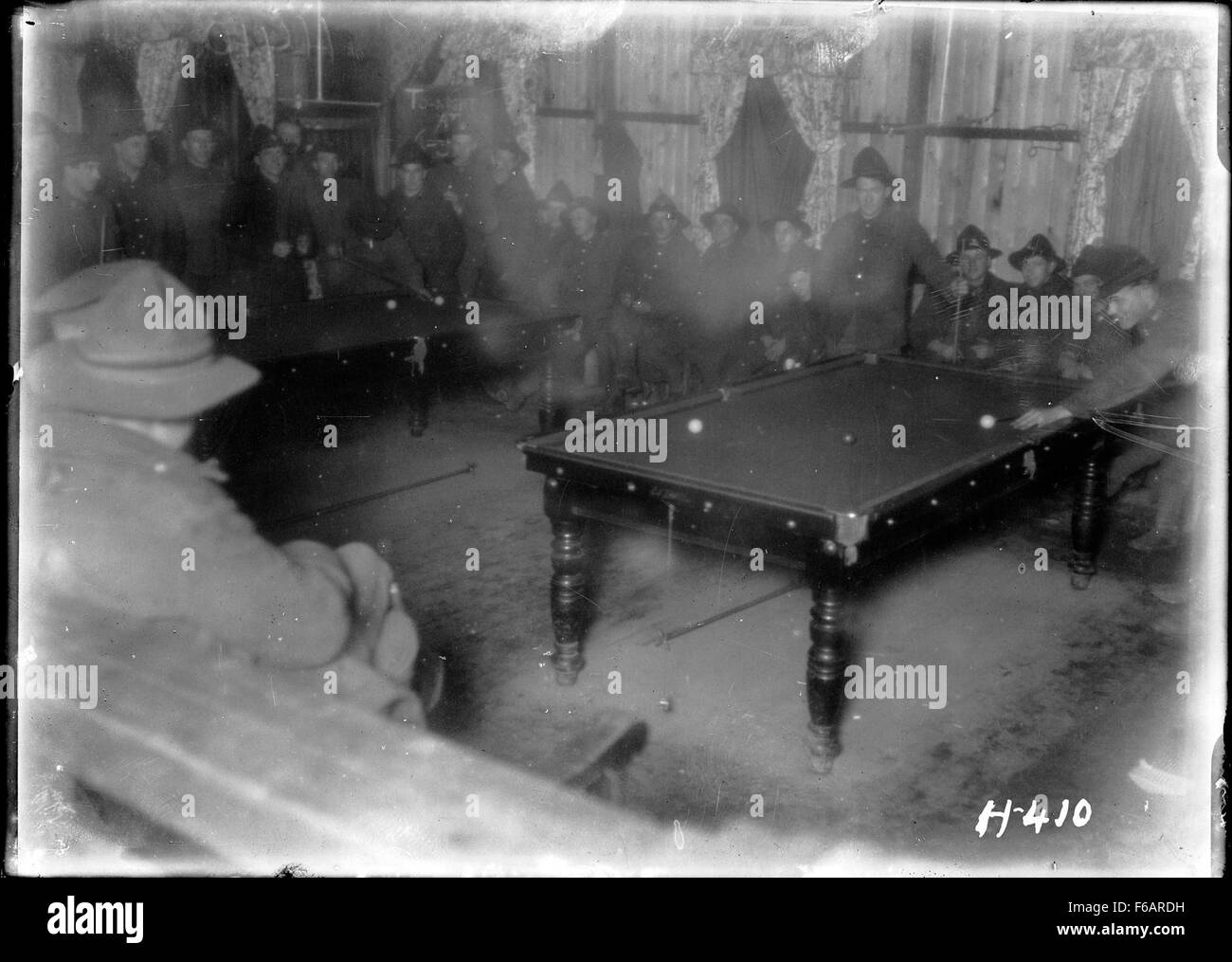 Soldaten spielen Billard in der YMCA-Hütte in Frankreich Stockfoto