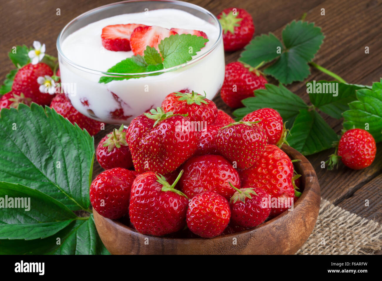 Hölzerne Schüssel voll Erdbeere Ans Joghurt Dessert Stockfoto