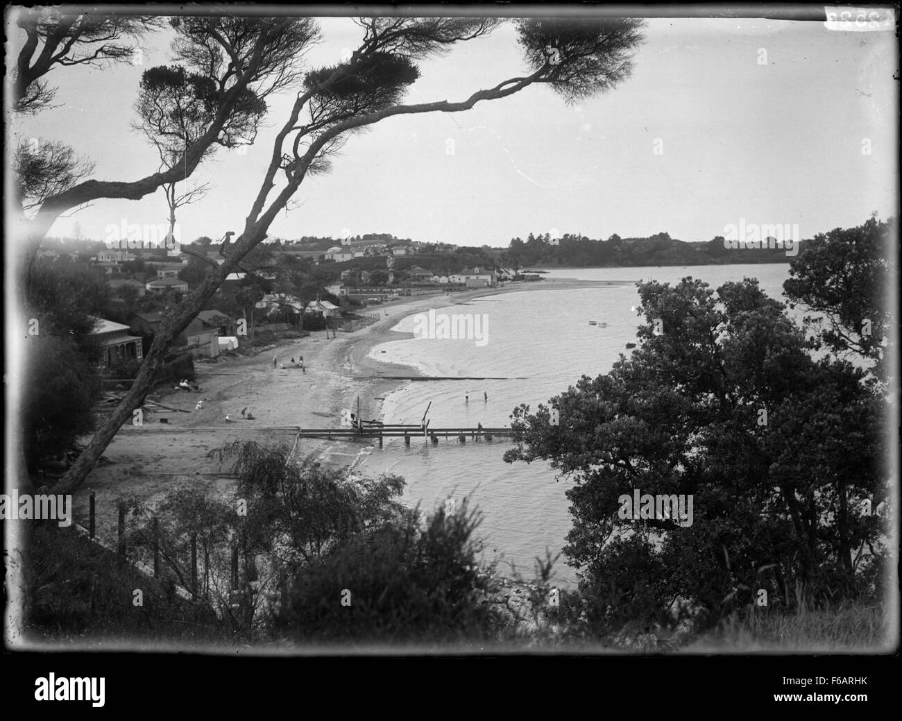 Das Bild zeigt einen Blick auf den Sulphur Beach in Northcote, Auckland, der die malerische Schönheit des Strandes und der umliegenden Siedlung einfängt. Die Küste ist von natürlichen Besonderheiten geprägt und bietet einen Einblick in Neuseelands Küstenleben. Stockfoto Das Bild zeigt einen Blick auf den Sulphur Beach in Northcote, Auckland, der die malerische Schönheit des Strandes und der umliegenden Siedlung einfängt. Die Küste ist von natürlichen Besonderheiten geprägt und bietet einen Einblick in Neuseelands Küstenleben. Stockfoto