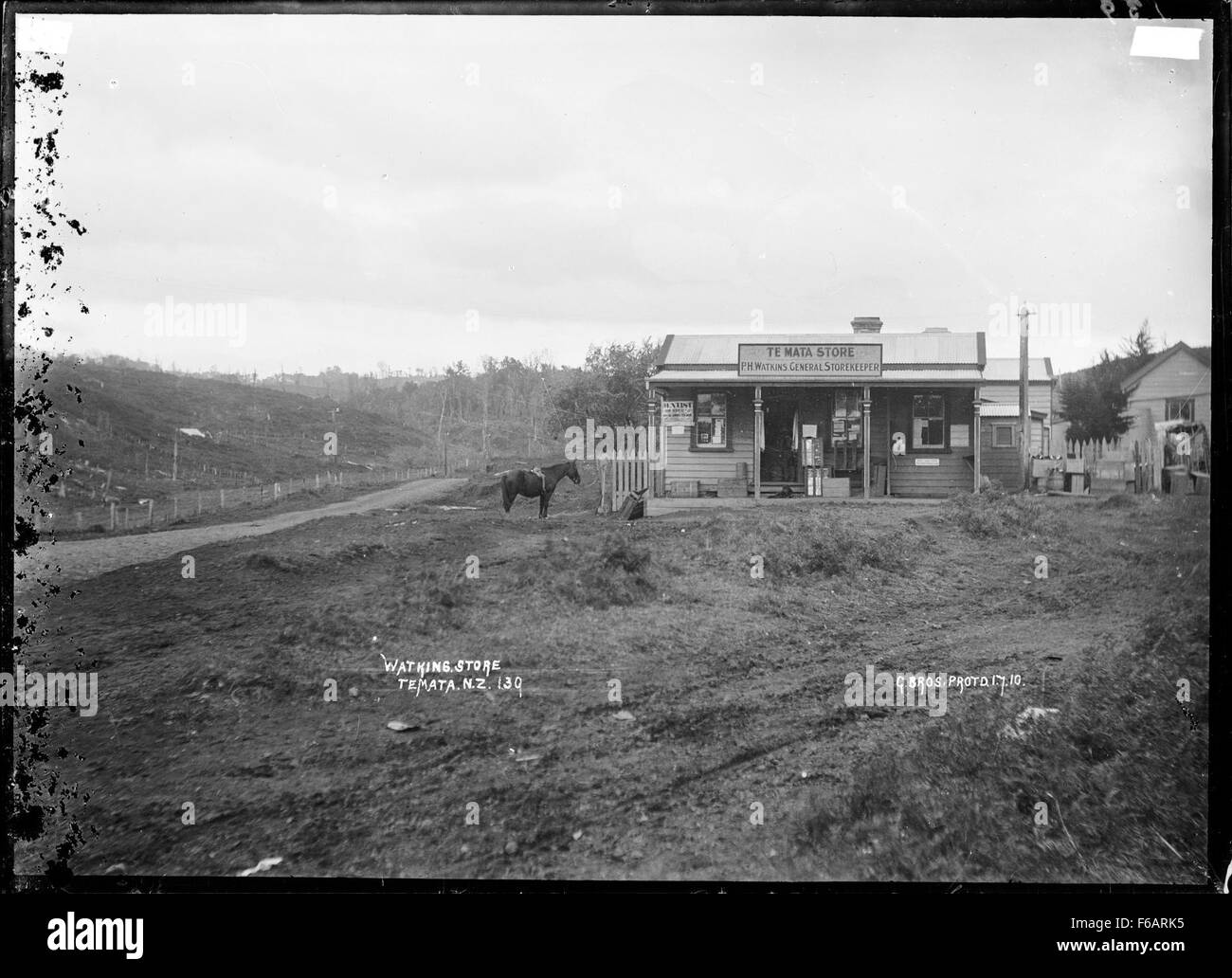Dieses historische Foto, das von den Gilmour Brothers aufgenommen wurde, zeigt den Te Mata General Store, ein wichtiges Geschäft in der neuseeländischen Stadt Te Mata. Das Bild bietet einen Einblick in den ländlichen Handel und das Gemeindeleben Neuseelands zu Beginn des 20. Jahrhunderts. Stockfoto