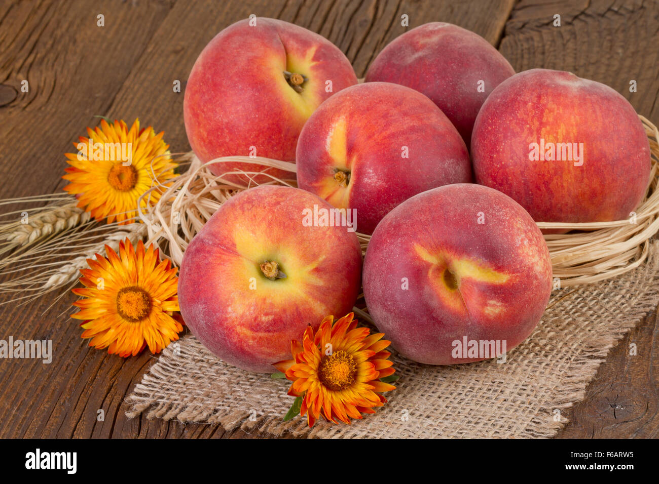Reife Pfirsiche Herbst Stilleben Stockfoto