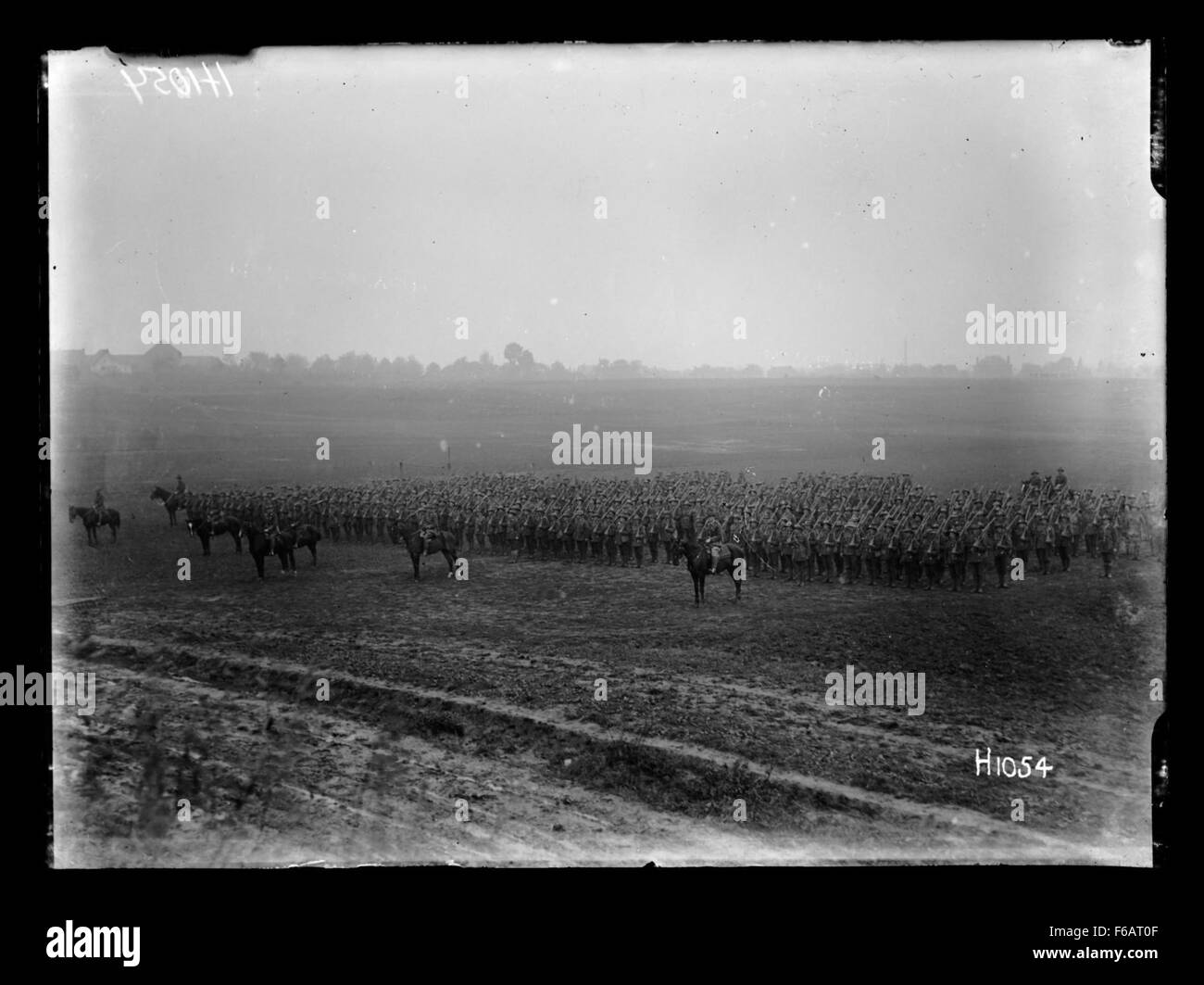 Der Prinz von Wales wird bei einer militärischen Rezension in Neuseeland gezeigt. Das Bild fängt den feierlichen Anlass ein und unterstreicht die Beteiligung des Prinzen an den offiziellen Aufgaben während seines Besuchs. Es spiegelt die Beziehung zwischen der britischen Monarchie und Neuseeland im frühen 20. Jahrhundert wider. Stockfoto
