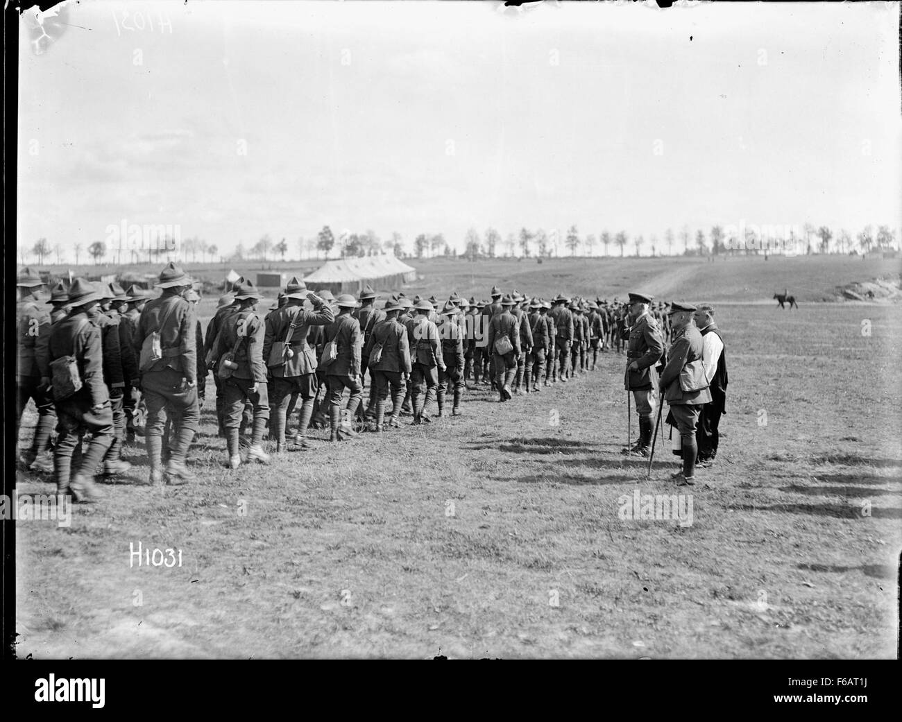 Eine neuseeländische Brigade grüßt nach einem Gottesdienst und hebt den Respekt und die Kameradschaft innerhalb der Militärgruppe hervor. Der Gruß markiert einen Moment der Einheit und Ehrfurcht und unterstreicht die starken Bindungen zwischen den Mitgliedern des Dienstes. Stockfoto
