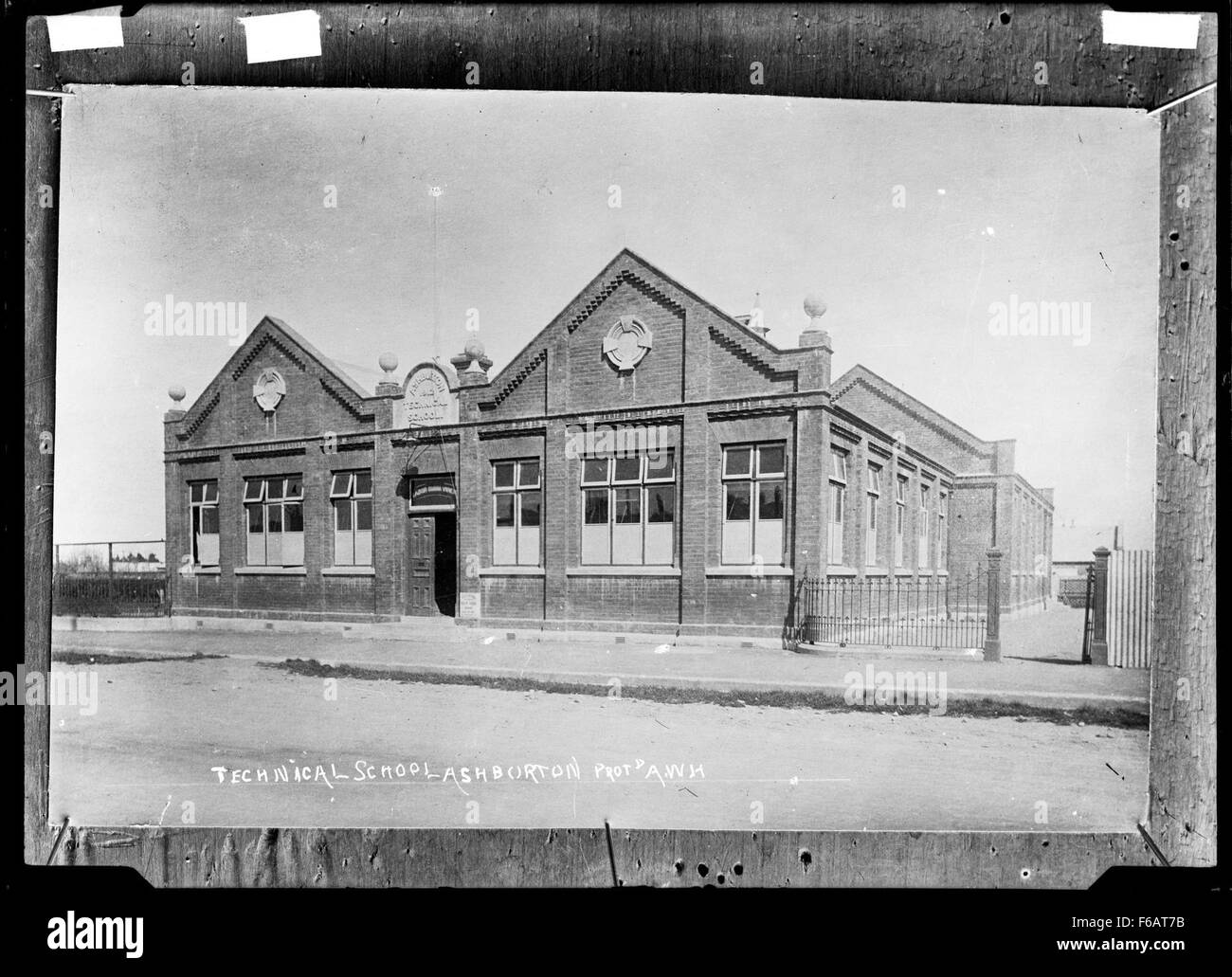 Dieses historische Foto, aufgenommen von AWH, zeigt die Ashburton Technical School und hebt das architektonische Design und die pädagogische Umgebung hervor. Das Bild spiegelt die Rolle der Institution bei der Bereitstellung technischer Ausbildung in der Region wider. Stockfoto