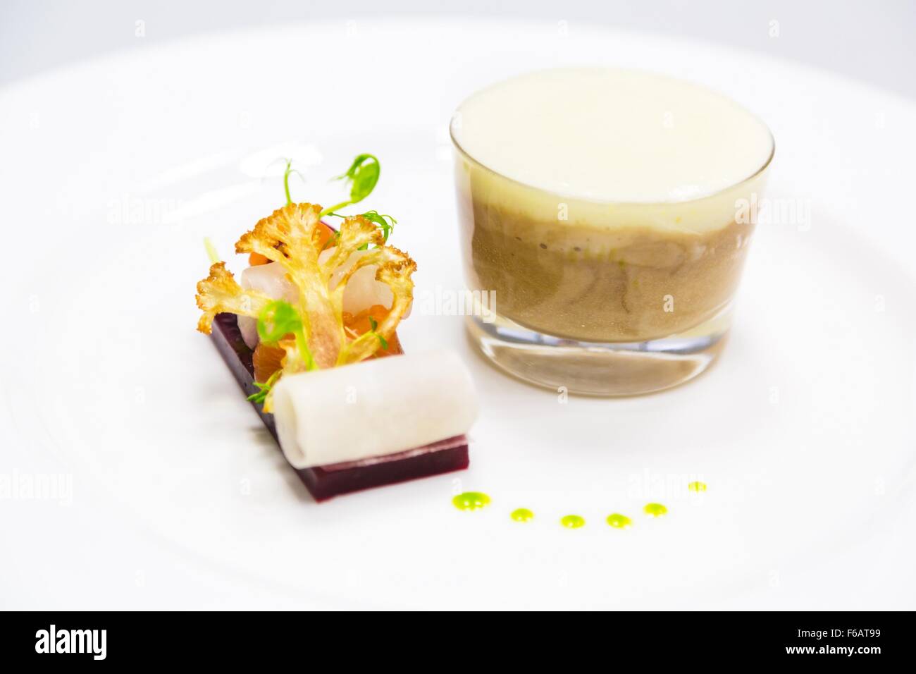 Gourmet-Dessert auf weißen Teller Stockfoto