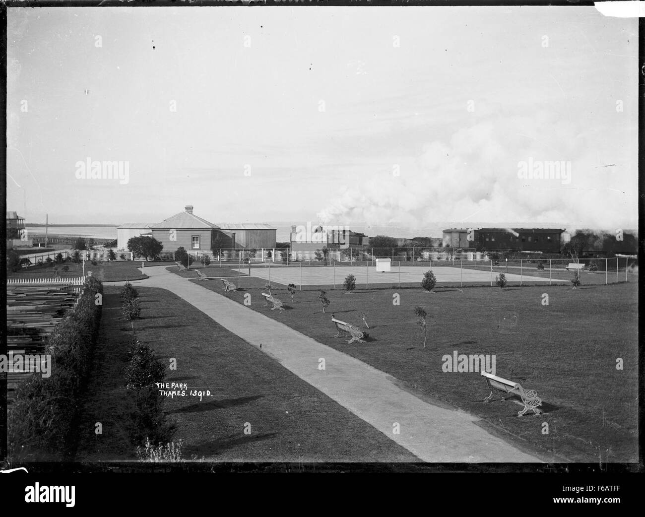 Victoria Park in London, ein öffentlicher Park im East End, bietet Grünflächen, Spielplätze und Sporteinrichtungen und dient als Erholungsort für Einheimische und Besucher. Stockfoto
