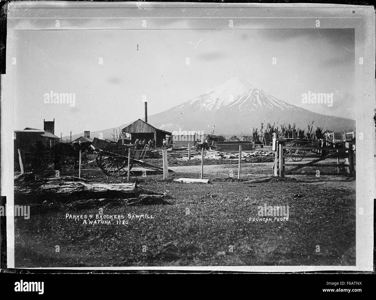 Awatuna, zeigt Parkes & Brookers Sägewerk und Mt Taranaki hinter Stockfotografie Alamy