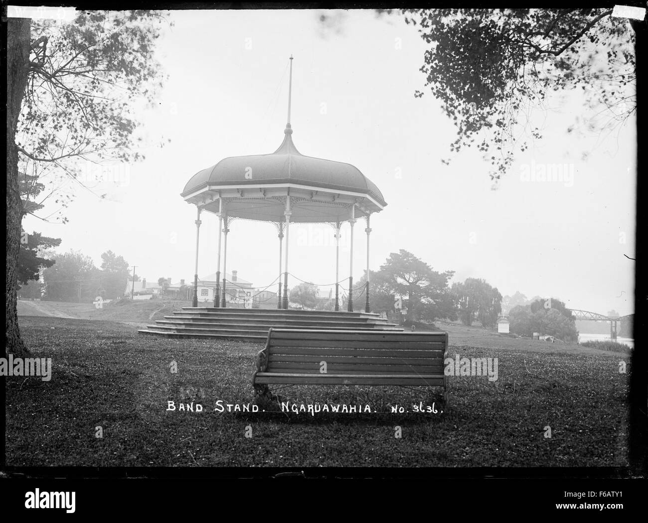 Der Bandstand in Ngaruawahia, Neuseeland, ist eine historische Struktur, die als Mittelpunkt für öffentliche Versammlungen, Aufführungen und Gemeindeveranstaltungen diente. Sie ist ein wichtiger Teil des kulturellen Erbes der Stadt. Stockfoto