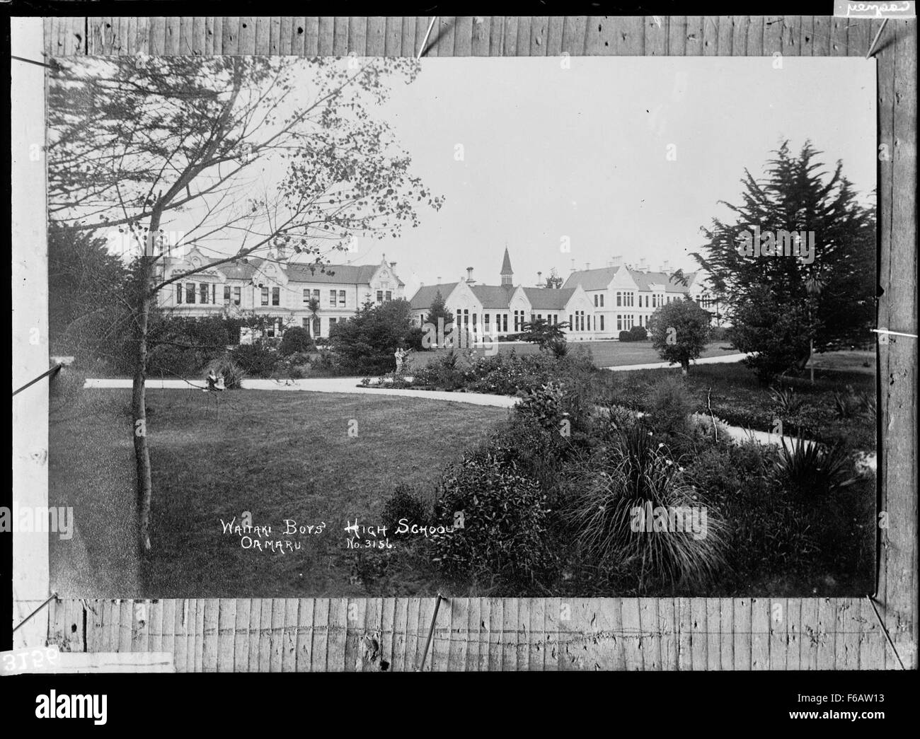Die Waitaki Boys' High School in Oamaru, Neuseeland, ist eine renommierte Bildungseinrichtung. Dieses Foto zeigt die Architektur der Schule und ihre Bedeutung in der akademischen Landschaft der Region. Stockfoto
