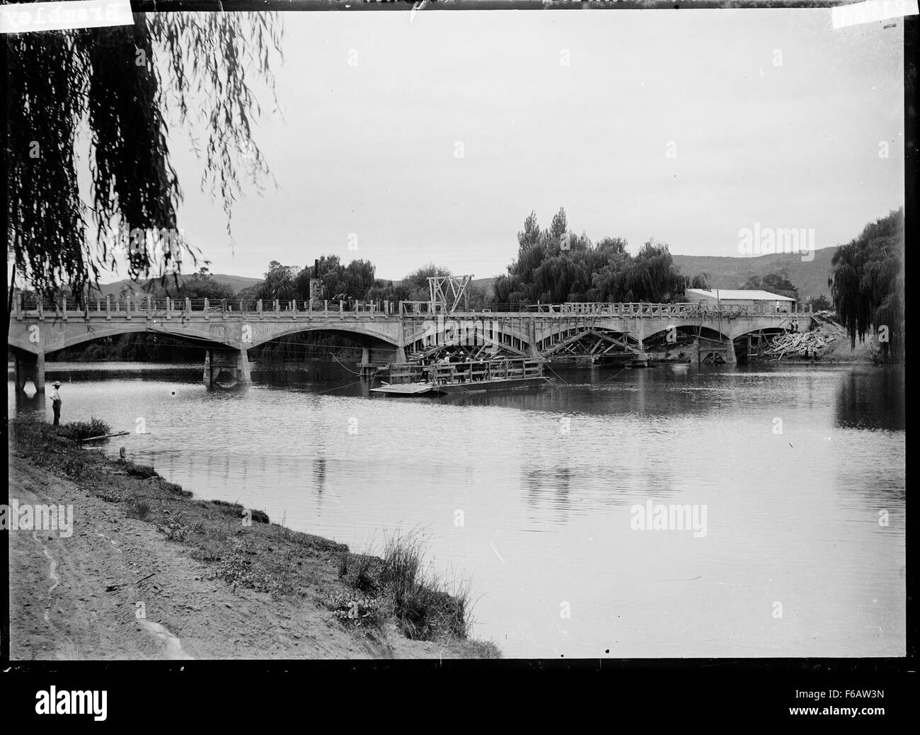 Dieses Foto zeigt den Bau einer Brücke über den Whakatane River in Neuseeland und zeigt die laufenden technischen Arbeiten in einer malerischen Landschaft. Stockfoto
