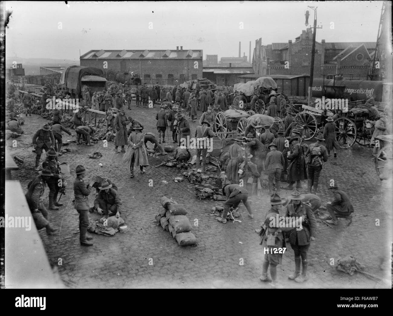 Dieses historische Foto zeigt neuseeländische Truppen, die während des Ersten Weltkriegs auf dem Bahnhof Ehrenfeld in Köln stationiert waren. Stockfoto