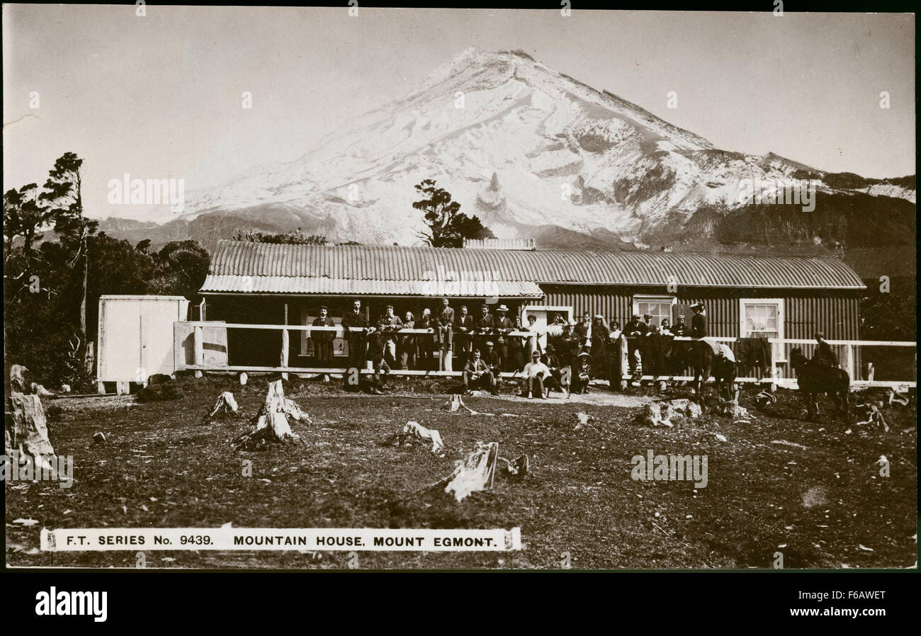 Eine Vintage-Postkarte aus der FT-Serie mit einem Berghaus am Mount Egmont aus den Jahren 1900 bis 1911. Stockfoto