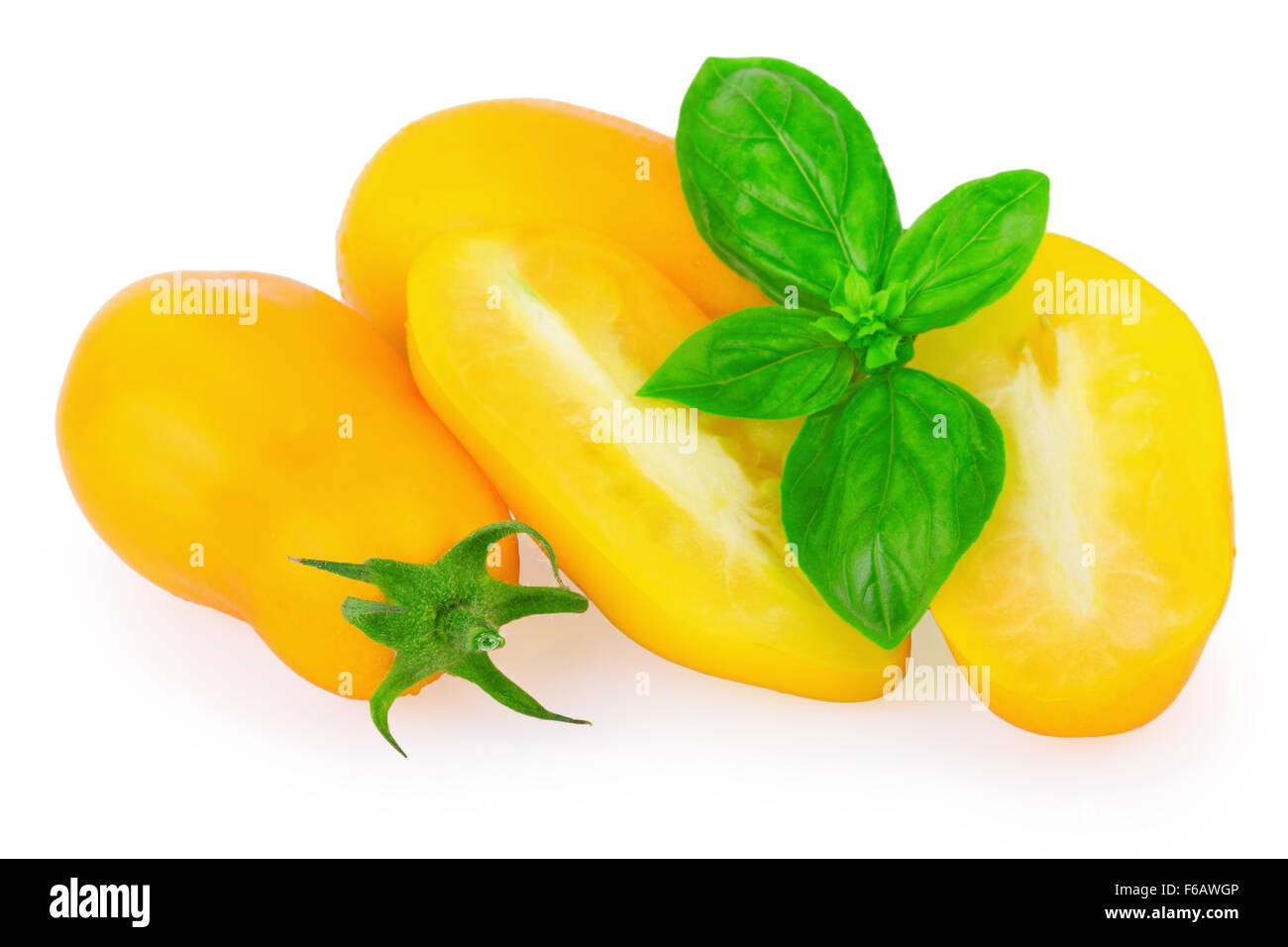 Gelbe Tomaten mit Basilikum Stockfoto