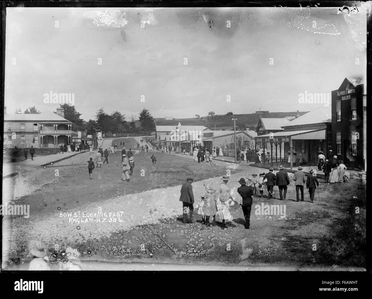 Ein Foto aus dem Jahr 1911 von der Bow Street mit Blick nach Osten in Richtung Raglan. Das Bild erfasst die Straßenszene aus dem frühen 20. Jahrhundert und zeigt Gebäude und Fahrzeuge, die für die Zeit typisch sind. Stockfoto