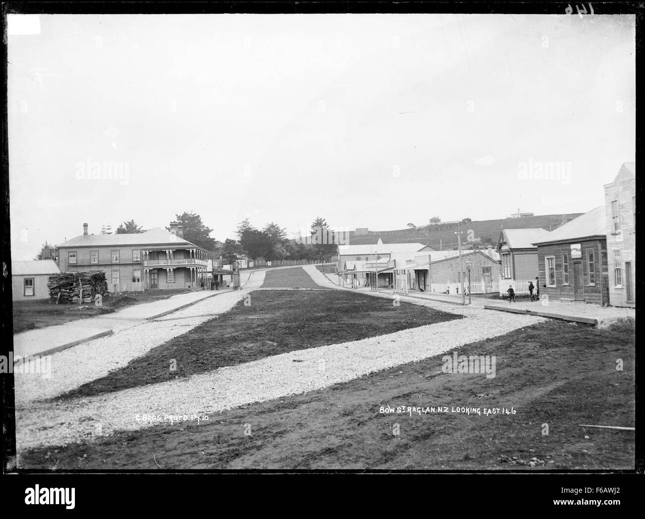 Dieses Foto aus dem Jahr 1910 zeigt die Bow Street in Raglan und bietet einen Einblick in das Straßenleben des frühen 20. Jahrhunderts in dieser ländlichen britischen Stadt. Stockfoto