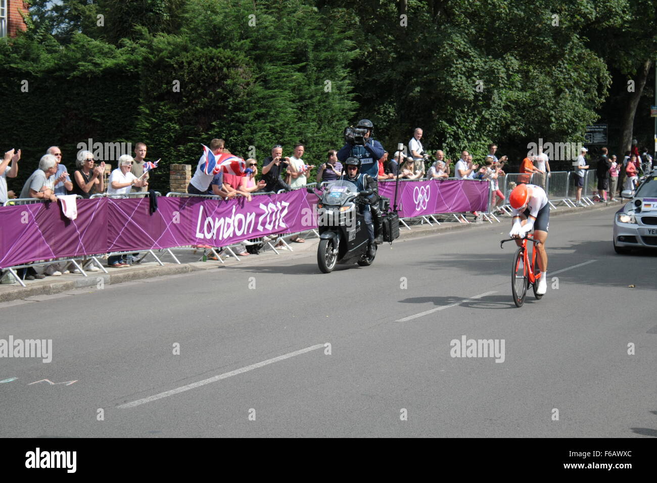 Radfahrer in einem Straßenrennen und Menge an die Olympischen Spiele in London 2012 Stockfoto