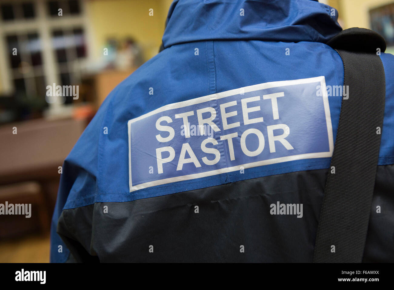 Eine Straße Pastor bei der Arbeit in Cardiff, Südwales. Stockfoto