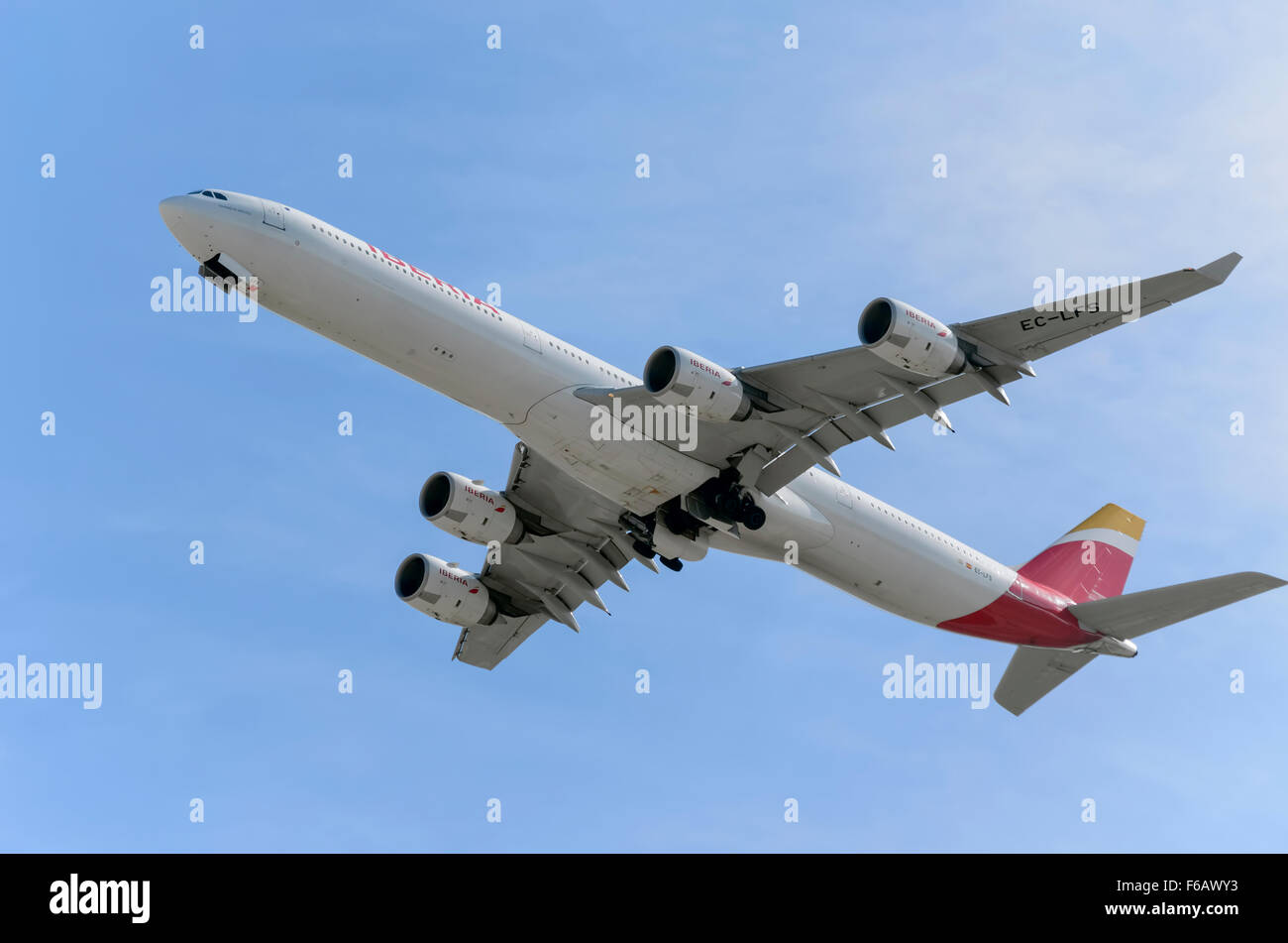 Flugzeug - Airbus A340 - 642 - der - Iberia - Airline, ist vom Flughafen Madrid-Barajas - Adolfo Suarez - ausziehen. Stockfoto