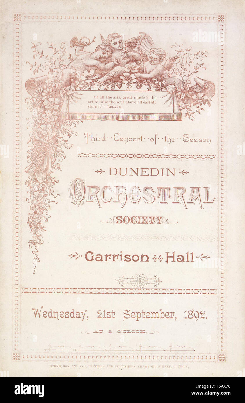 Ein Foto, das das dritte Konzert der Dunedin Orchestral Society in der Garrison Hall dokumentiert. Das Bild fängt die kulturelle Atmosphäre der Veranstaltung ein und zeigt Musiker, die klassische Musik in einem historischen Veranstaltungsort aufführen. Stockfoto