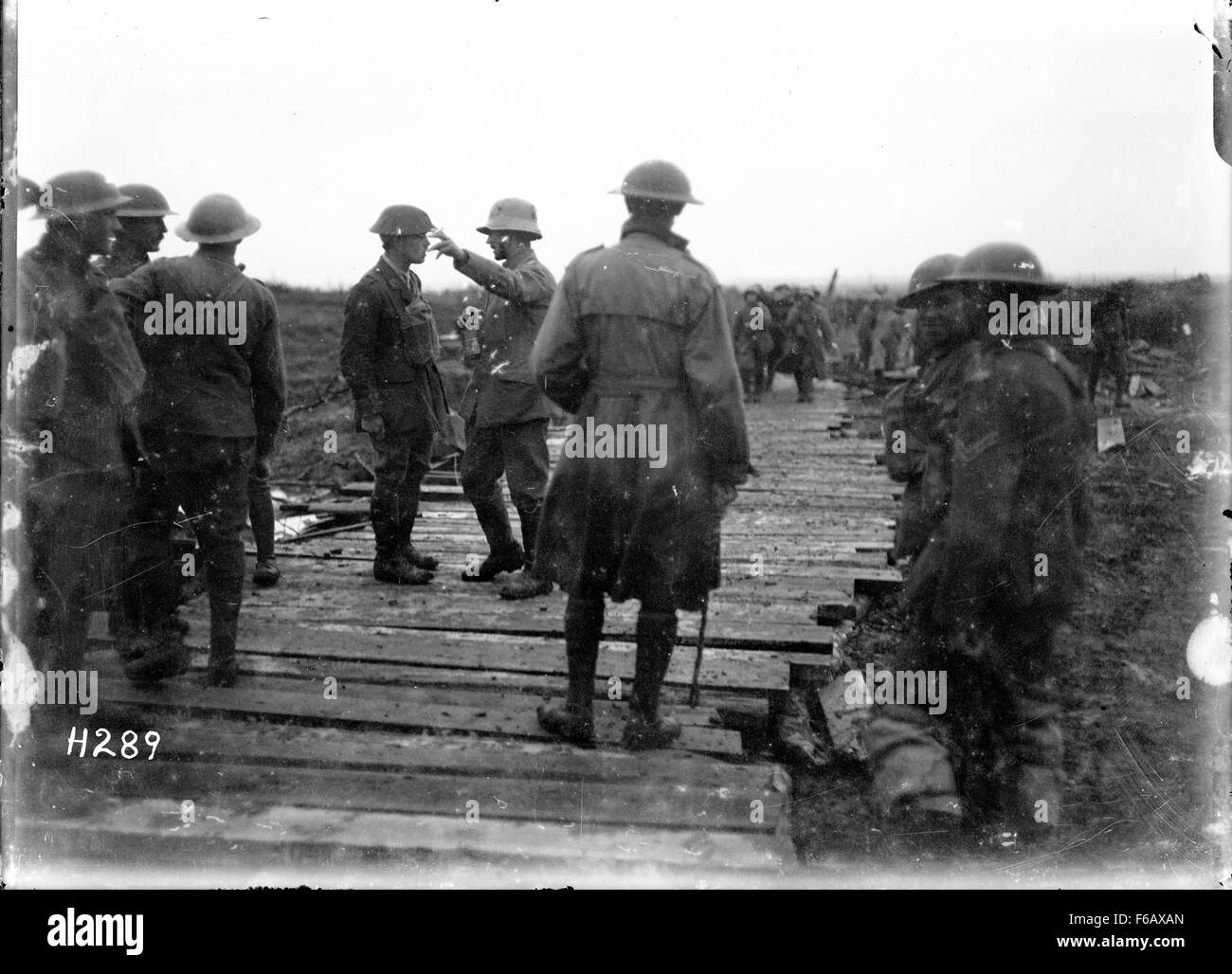 Dieses historische Foto zeigt die erste Gruppe deutscher Gefangener (genannt „Boche“), die während des Ersten Weltkriegs in der Stadt Wielze aufgenommen wurde. Das Bild stellt einen Moment des frühen Konflikts im Krieg dar. Stockfoto