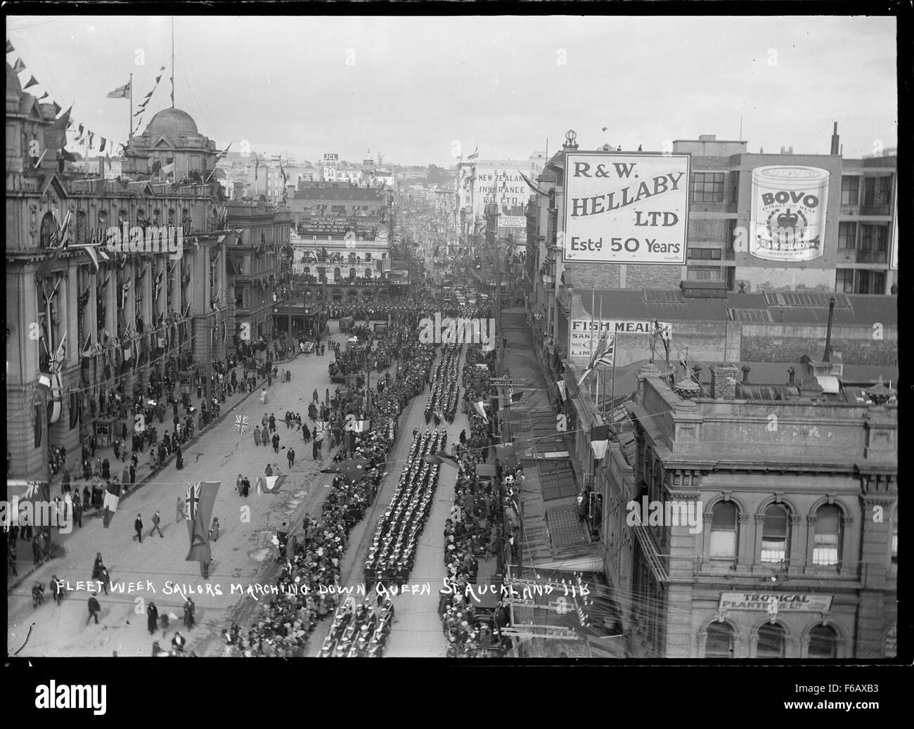 Während der Fleet Week in Auckland marschieren die Seeleute im Rahmen der jährlichen Feierlichkeiten die Queen Street hinunter. Diese Veranstaltung würdigt den Beitrag der Marinestreitkräfte und stärkt die Verbindung zwischen Militär und Öffentlichkeit. Stockfoto