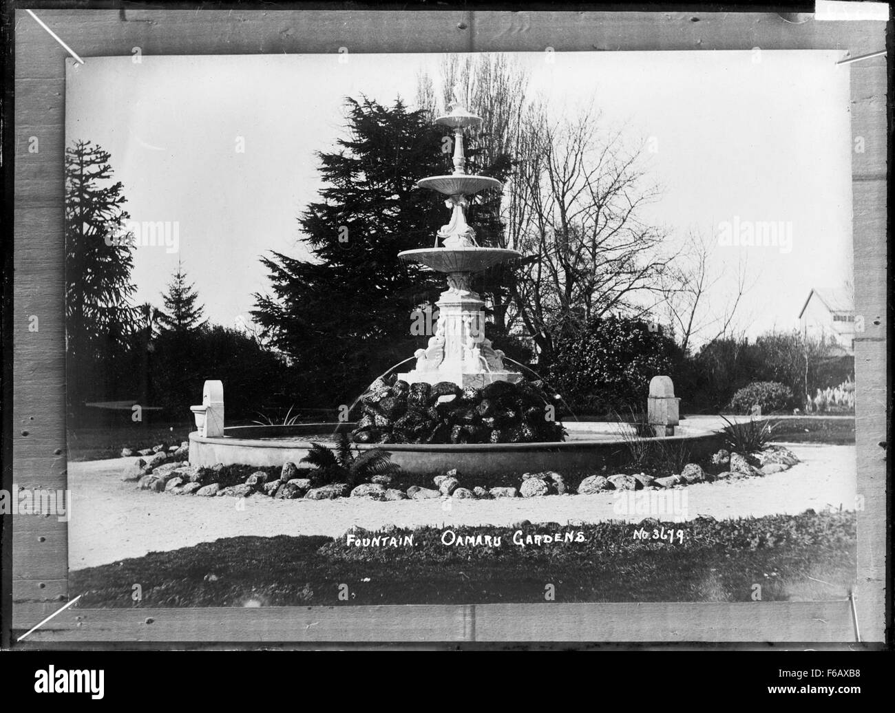 Der Brunnen in den öffentlichen Gärten von Oamaru, Neuseeland, ist ein bemerkenswertes Merkmal dieses historischen Gartens. Im Herzen von Oamaru gelegen, verleiht der Brunnen dem gut gepflegten Park Charme, der für seine viktorianische Architektur und üppige Landschaftsgestaltung bekannt ist. Stockfoto