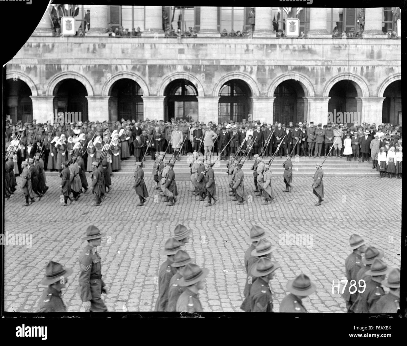 Französische Truppen marschieren während der Festtage in Hazebrouck. Die Parade ist ein traditioneller Ausdruck des nationalen Stolzes und der militärischen Ehre, der zum Nationalfeiertag Frankreichs führt. Stockfoto