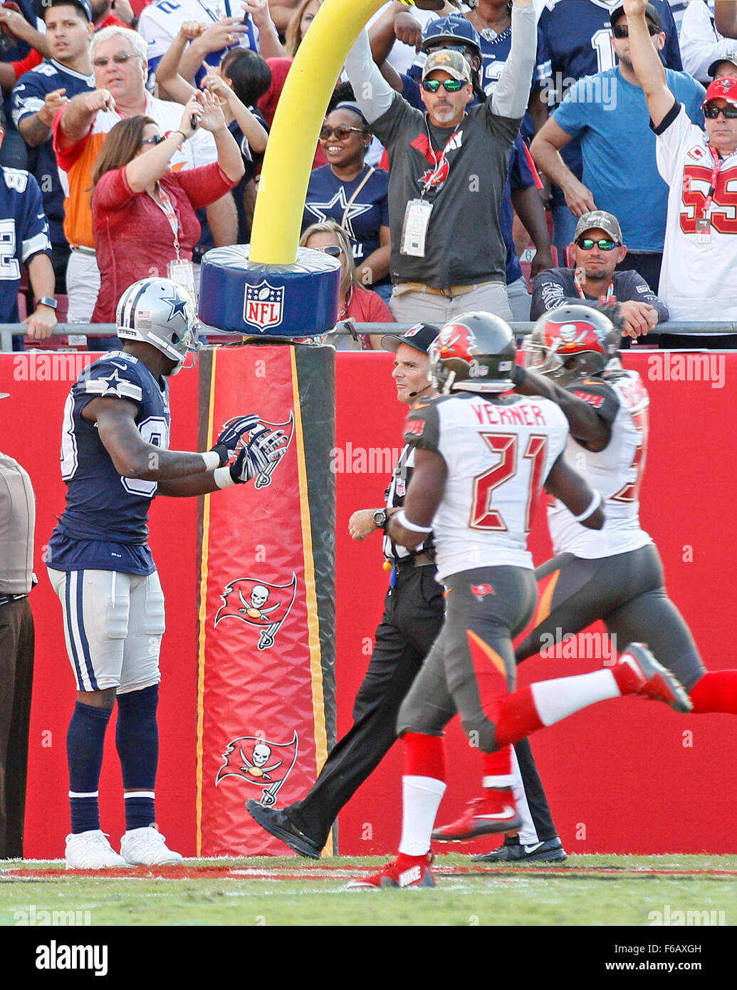 Tampa, Florida, USA. 15. November 2015. JIM DAMASKE | Zeiten. Cowboys Dez Bryant (88) sucht nach einer Störung Sanktion auf Bucs Bradley McDougald, die einen Pass für ihn bestimmt am Ende die Tampa Bay Buccaneers Spiel gegen die Dallas Cowboys im Raymond James Stadium Sonntagnachmittag in Tampa abgefangen (15.11.15) Credit: Jim Damaske/Tampa Bay Times / ZUMA Draht/Alamy Live News Stockfoto