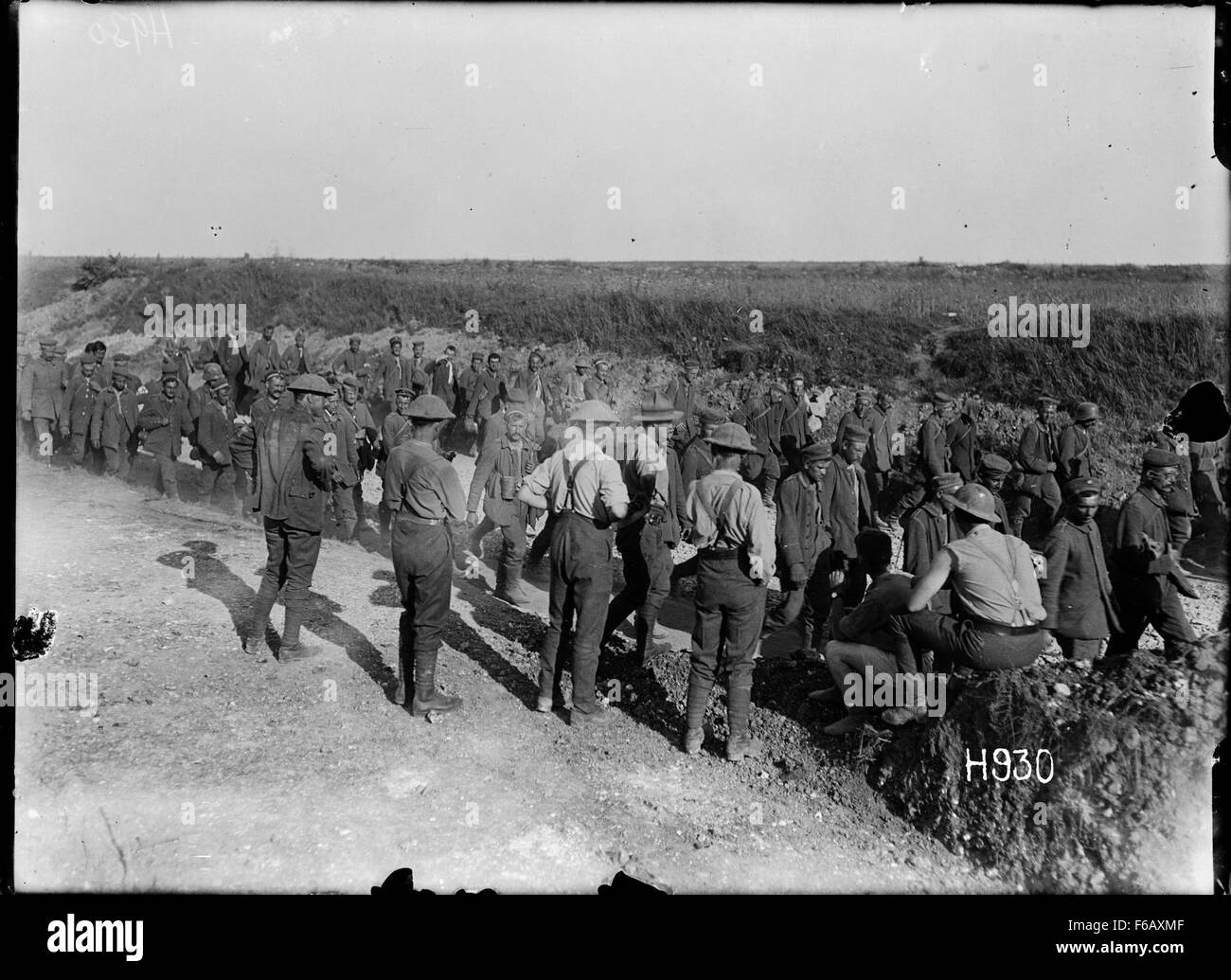 Dieses Foto zeigt deutsche Gefangene, die von den Frontlinien in Hebuterne verlegt werden, einen Moment aus dem Ersten Weltkrieg festhalten und die harten Realitäten der Kriegsgefangenschaft widerspiegeln. Stockfoto